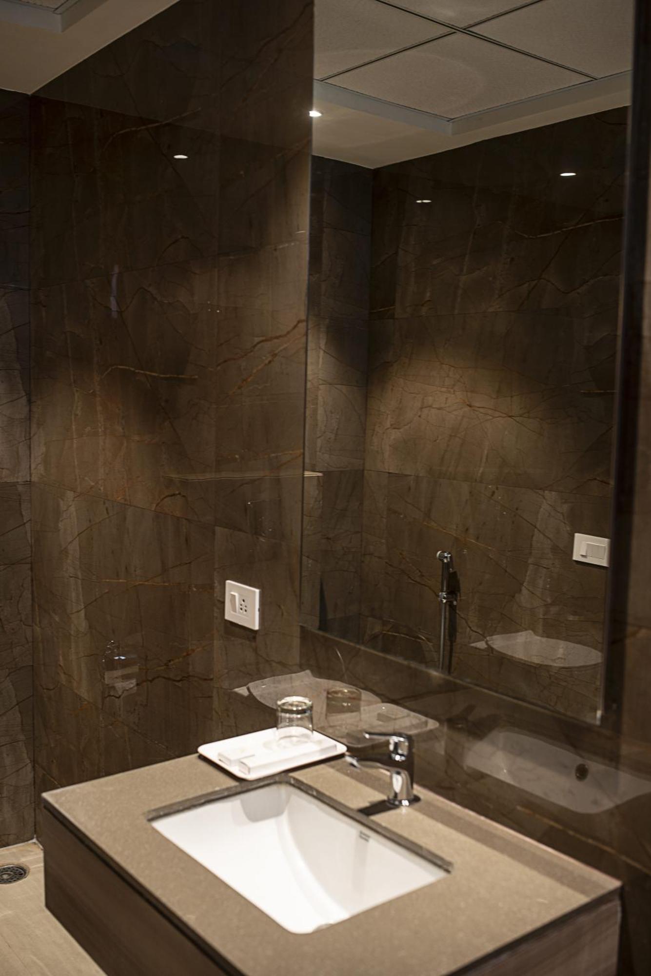 Hotel The Royal Vista Varanasi Ngoại thất bức ảnh